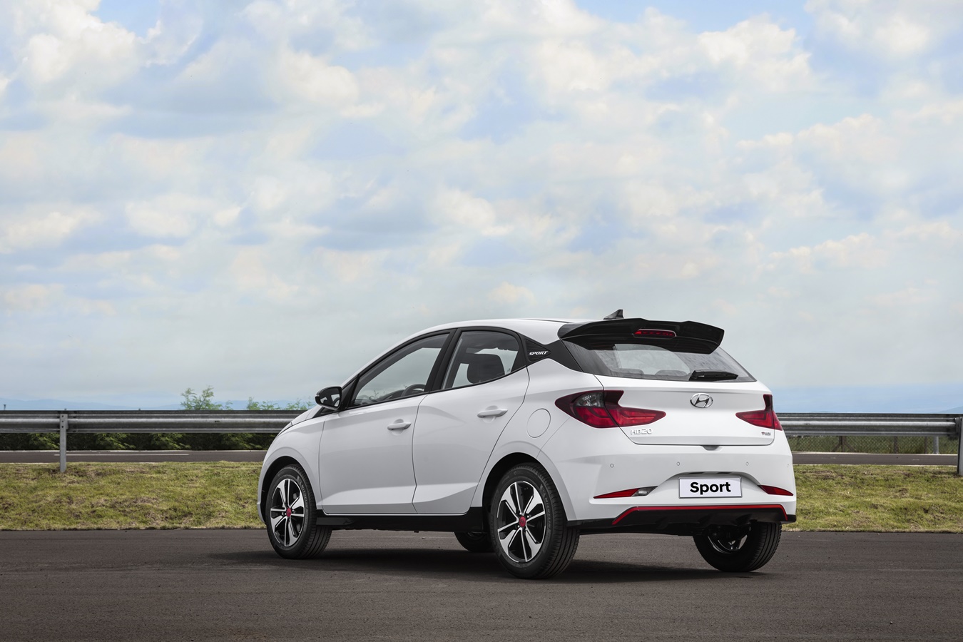 Imagem mostra o novo Hyundai HB20 Sport na cor branca