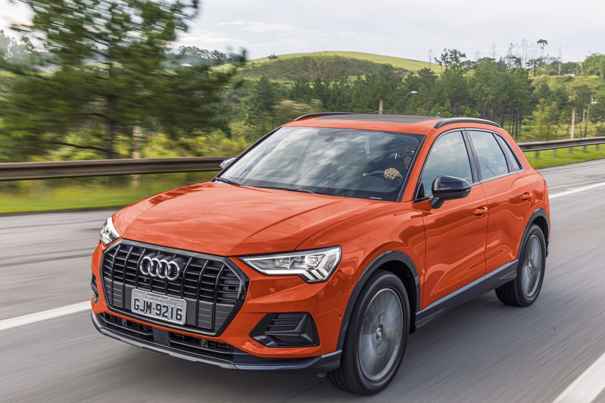 Audi Q3 laranja em movimento na estrada