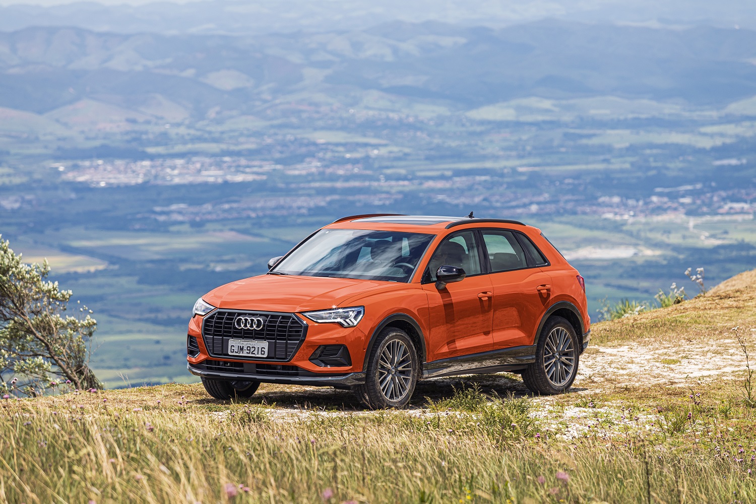 Audi Q3 de frente ao longe na cor laranja