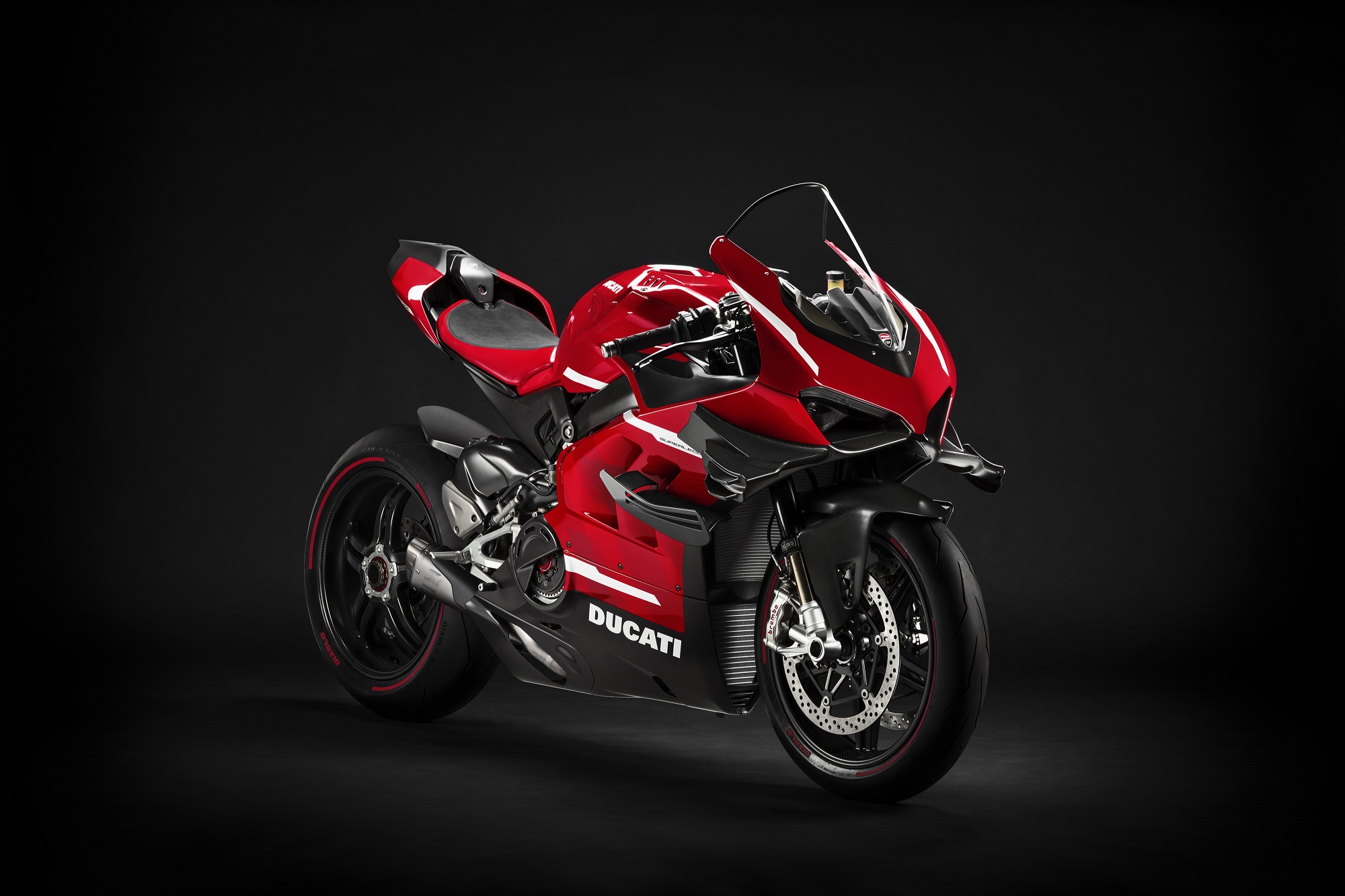Ducati Superleggera V4 vermelha de frente