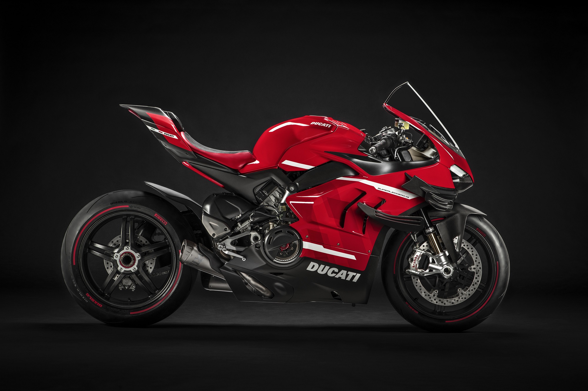 Ducati Superleggera V4 vermelha de perfil com carenagem