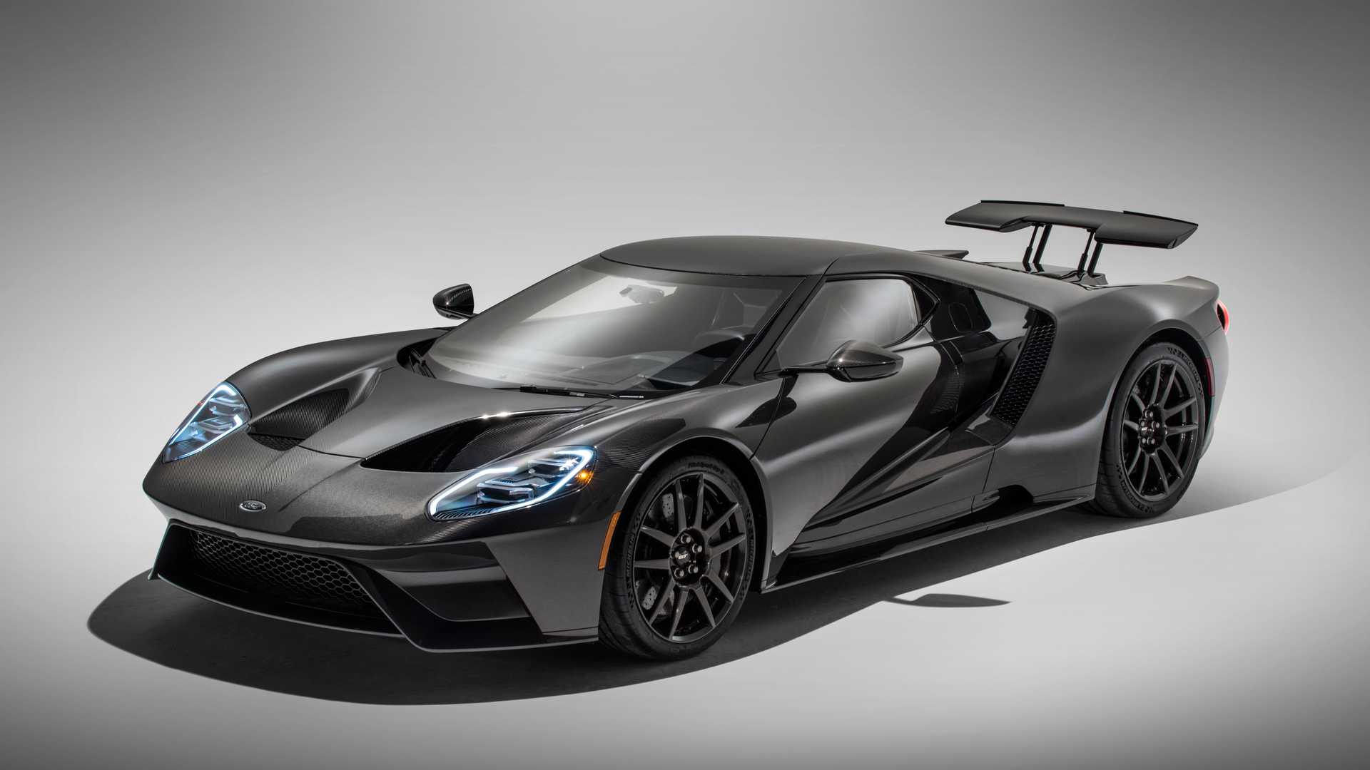 Ford GT Liquid Carbon Edition de frente tem pintura cinza fosco e detalhes azuis nos faróis