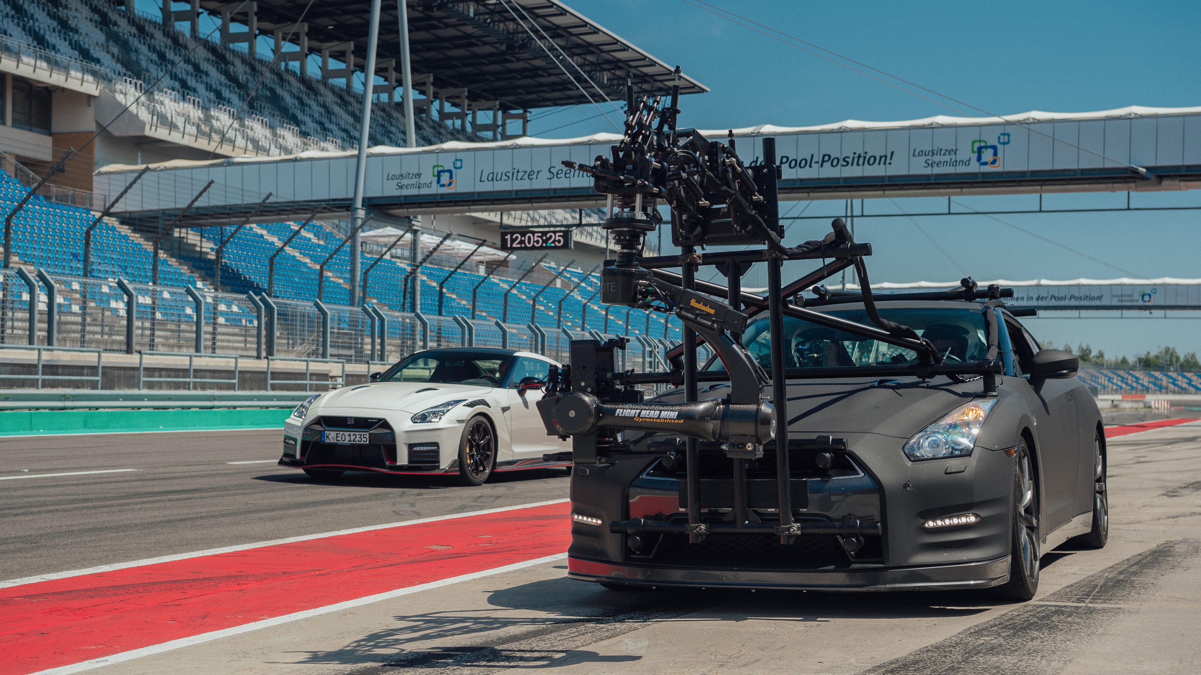Nissan GT-R com os equipamentos de filmagem à frente e ao fundo o GT-R Nismo 2020 branco em uma reta do autódromo