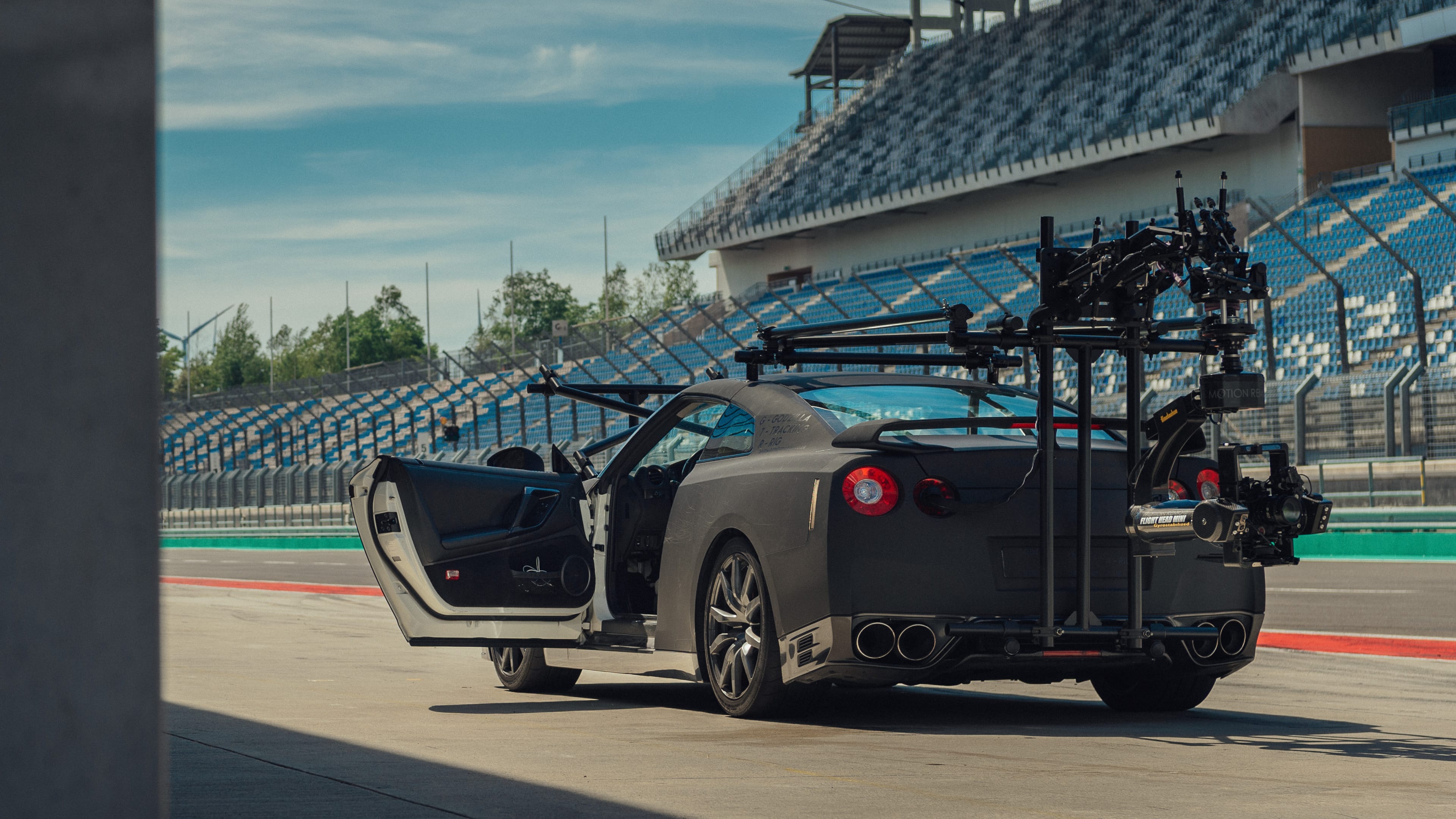 Nissan GT-R com suporte tubular e câmeras para gravar imagens de outro GT-R em um circuito
