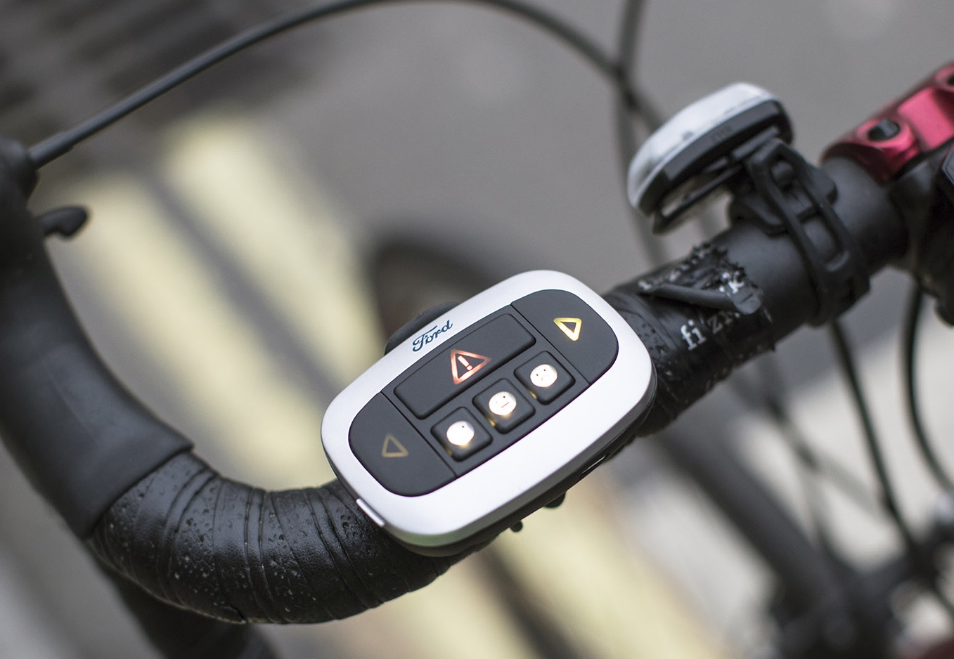 Comando dos sinais fica no guidão da bicicleta
