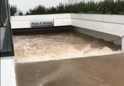 Imagem captada do vídeo mostra água descendo forte para área de serviços da loja, que fica no subsolo