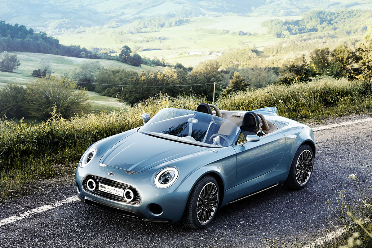 Mini Superleggera Concept azul metálico é um conversível com formas arredondadas, jeito de Mini Cooper e está na estrada