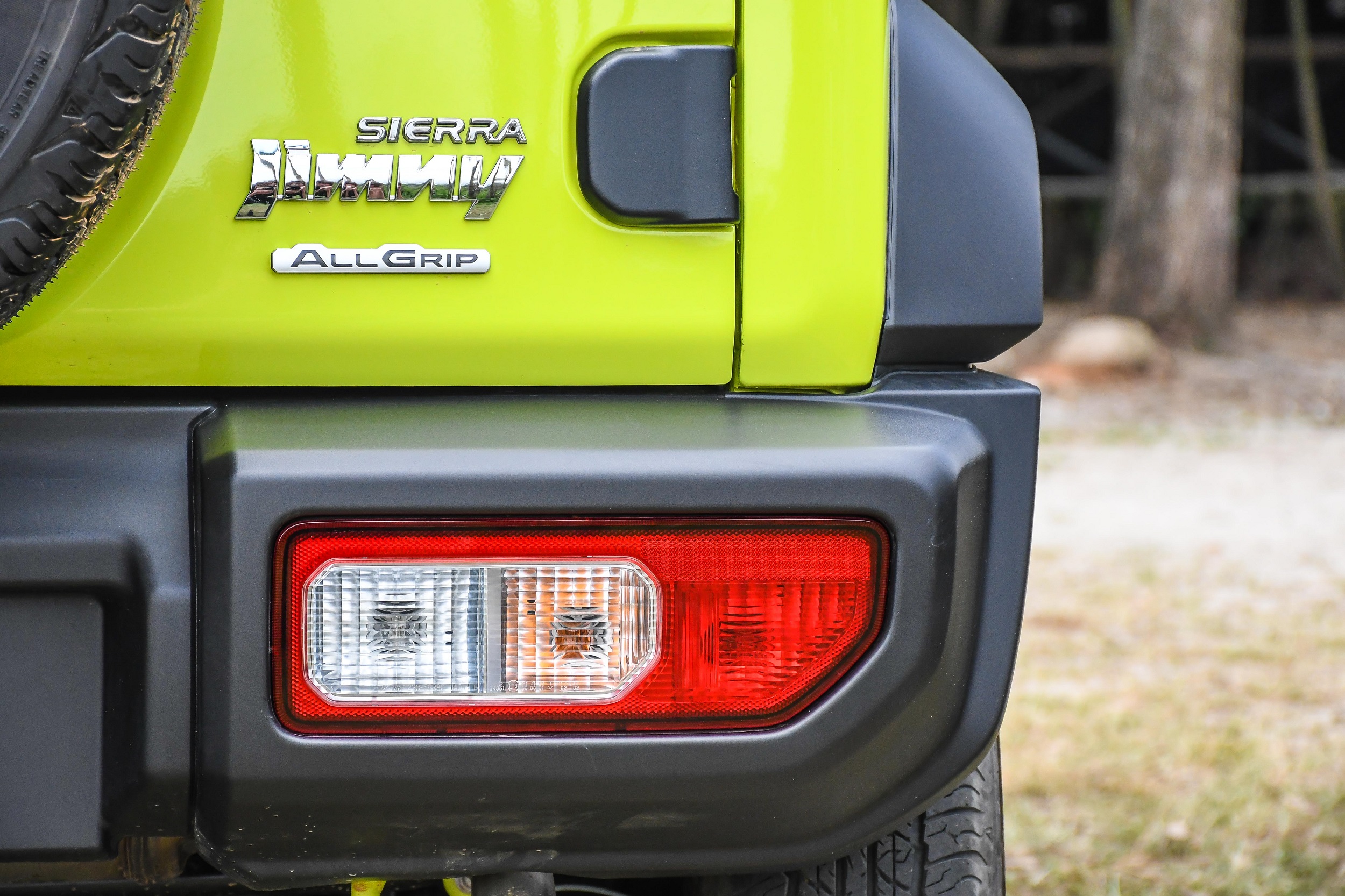 Suzuki Jimny tem o nome Sierra na tampa traseira