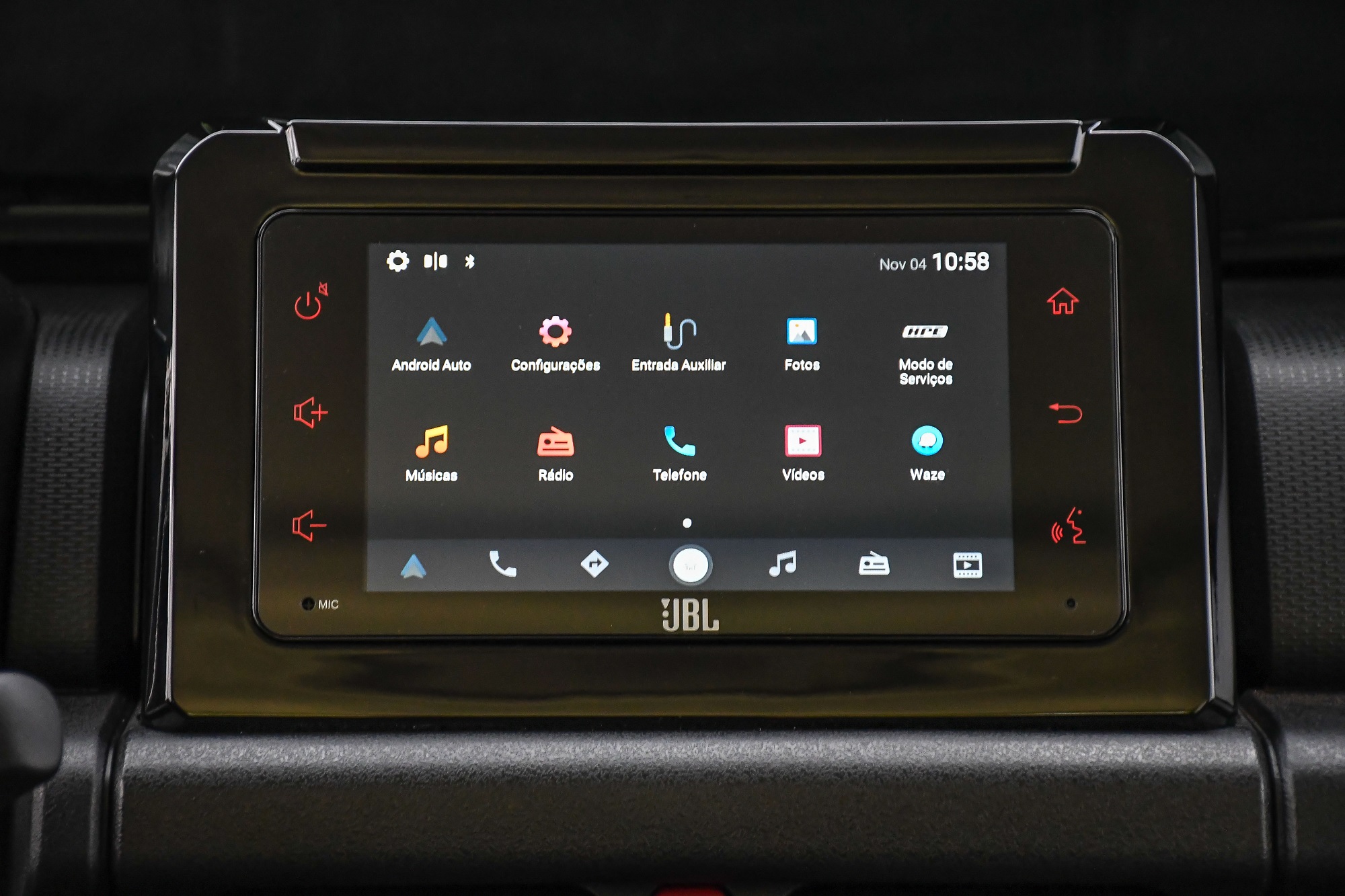Foto mostra a tela da central multimídia da JBL do Suzuki Jimny 4style