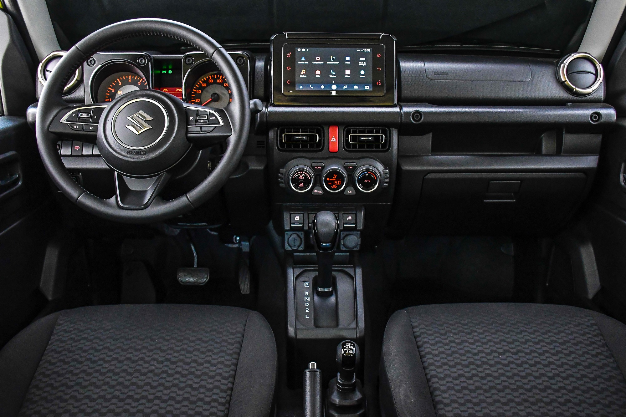 Cabine do Suzuki Jimny 4style 1tem tela central destacada do painel