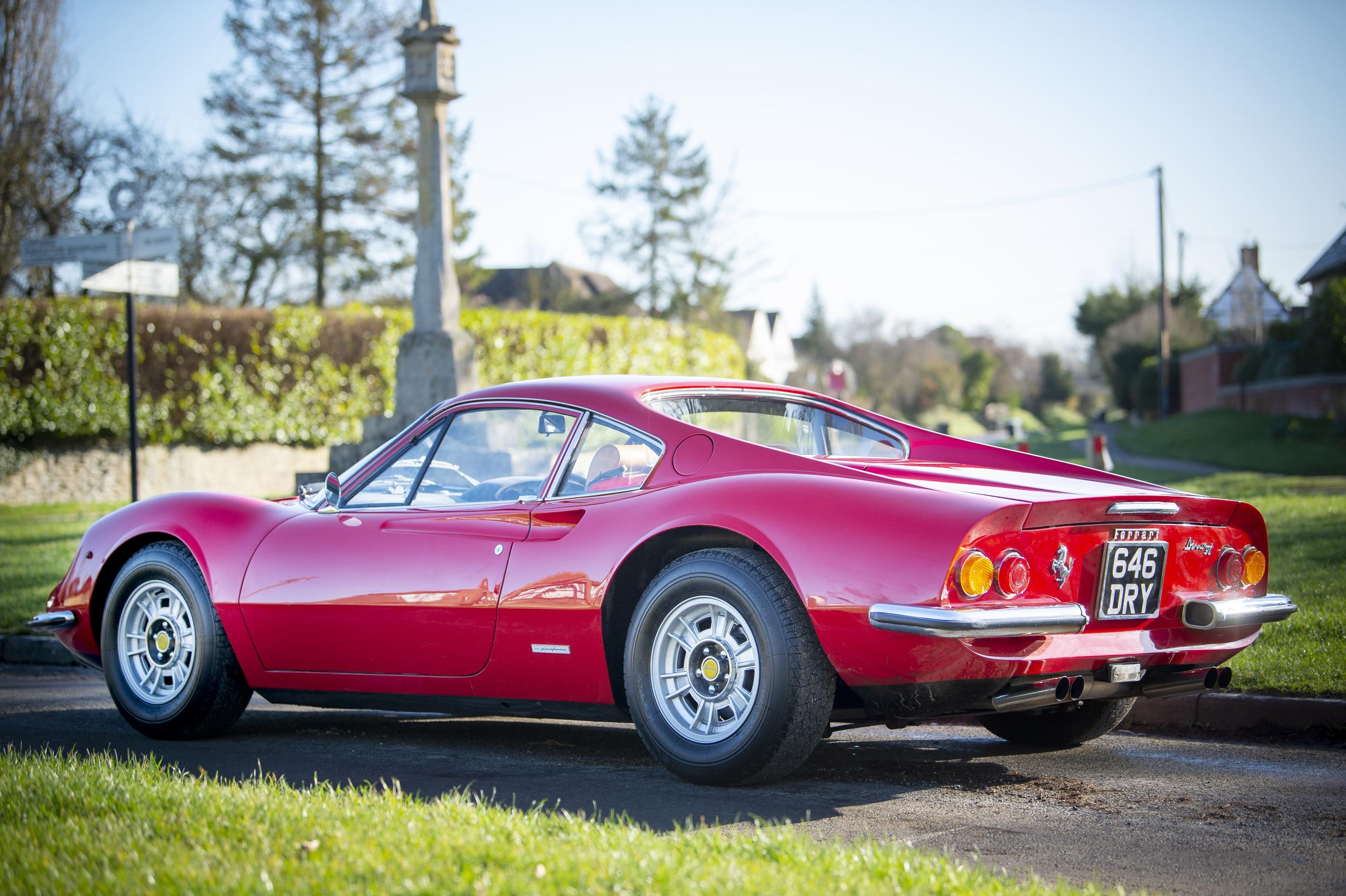 Ferrari Dino de traseira