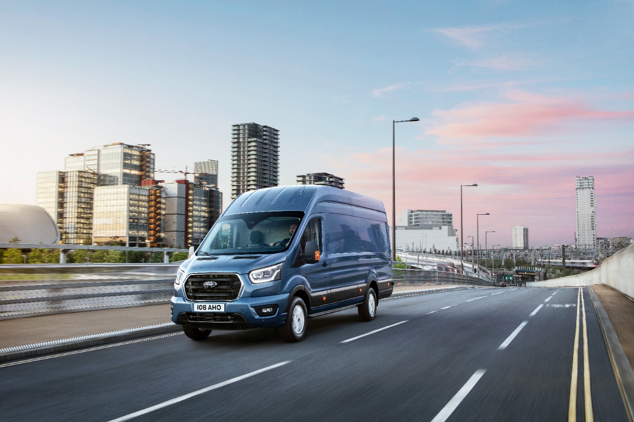 Furgão Ford Transit azul em movimento em uma ponte na Europa