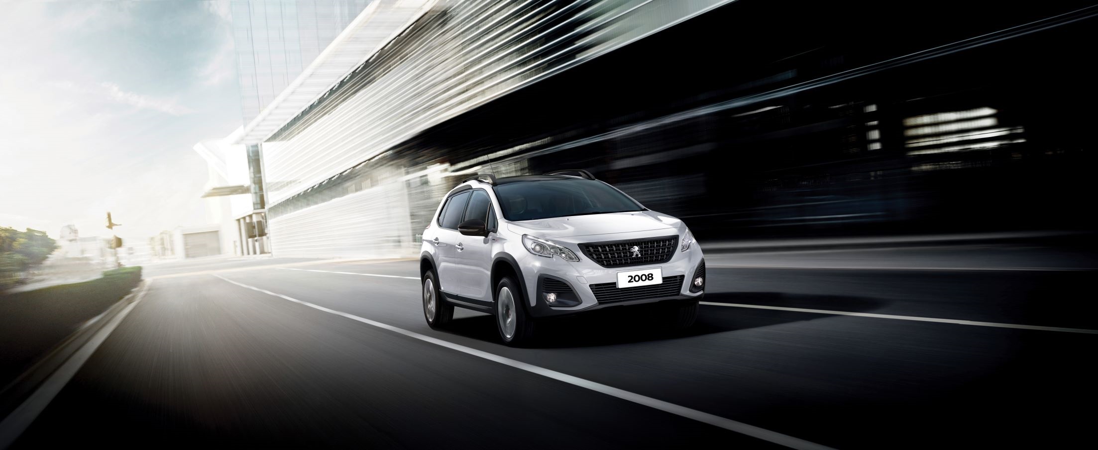 Peugeot 2008 Inconcert na cor branca em movimento na rua
