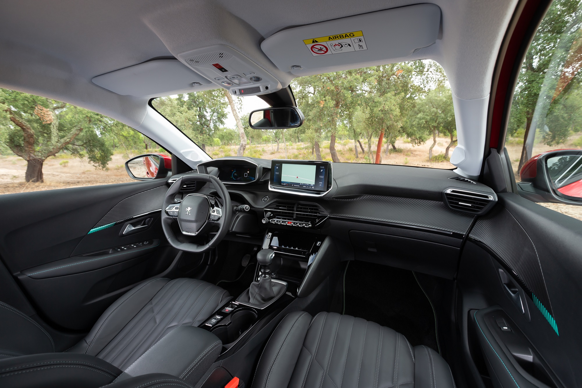 Interior do novo Peugeot 208 mostra o i-Cockpit com o volante recuado e o quadr de instrumentos mais à frente
