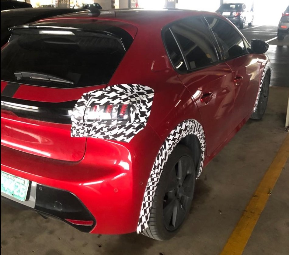 Flagra do novo Peugeot 208