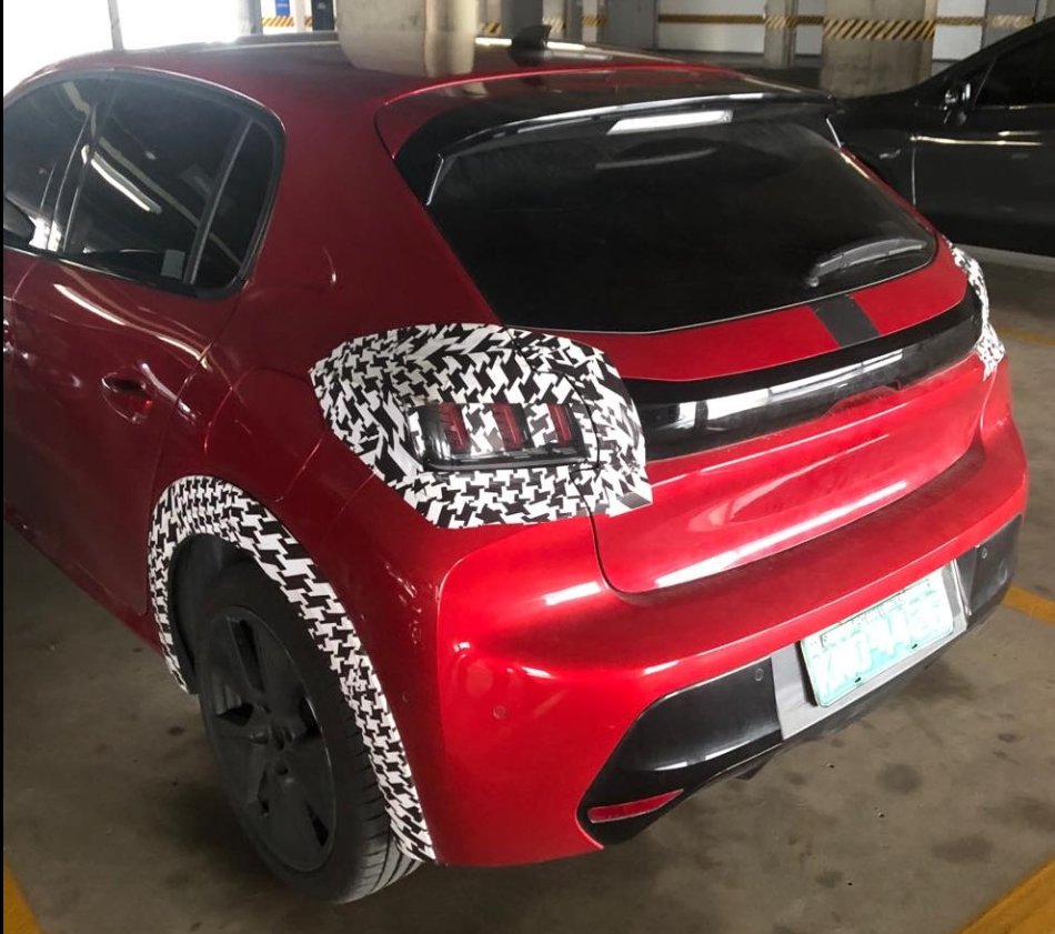 Flagra do novo Peugeot 208 estacionado e uma garagem de São Paulo