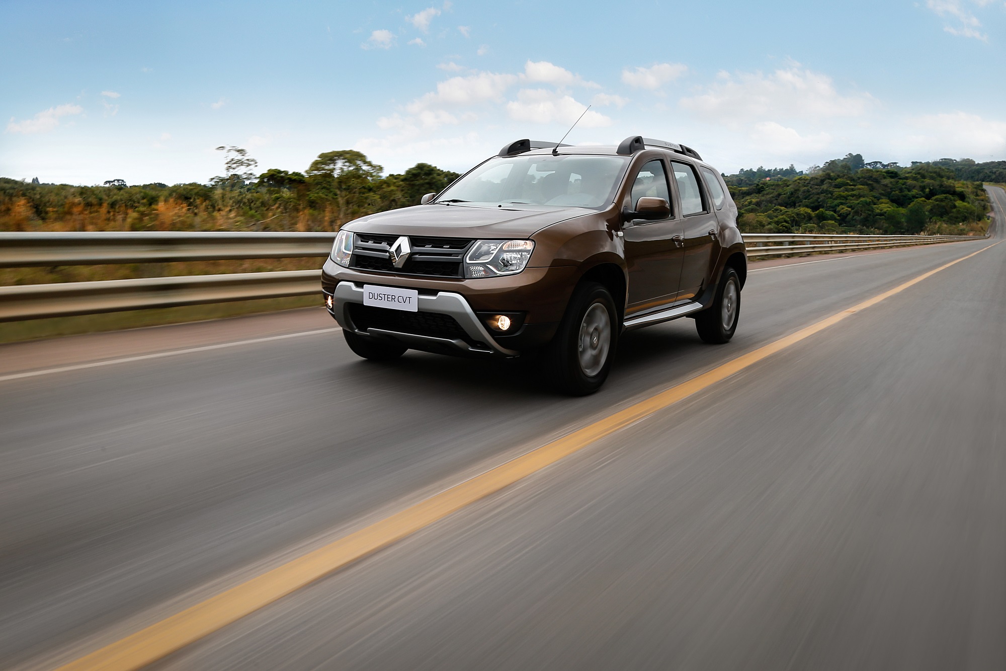 Renault Duster CVT na cor marrom de frente em movimento na estrada