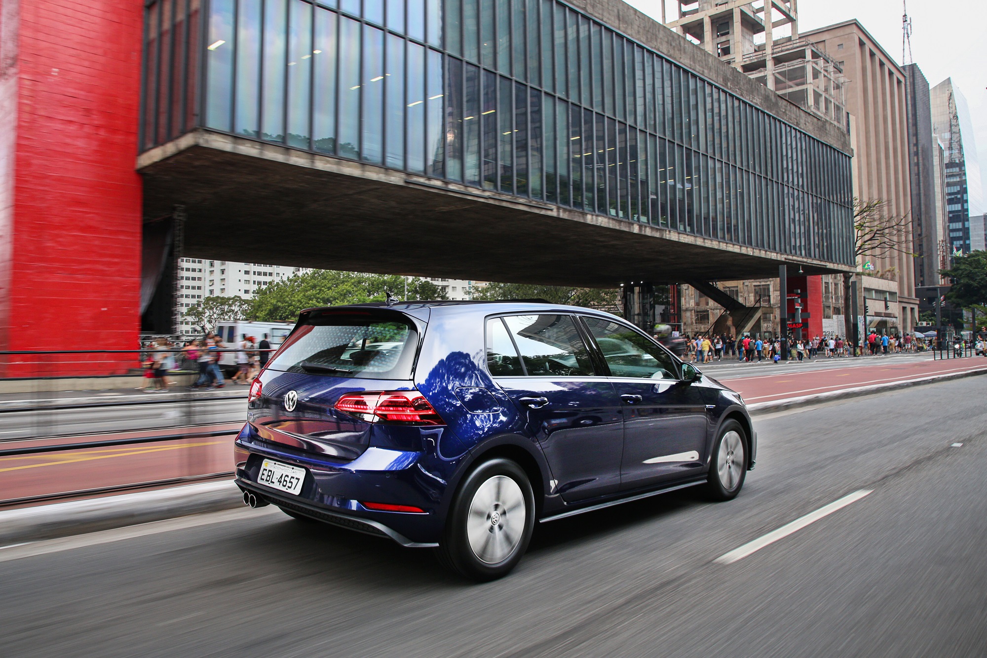Volkswagen Golf Gte azul d etraseira em movimento em frente ao MASP