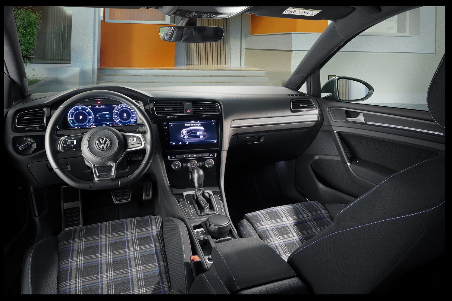 Interior do Golf GTE com os bancos xadrez em tom azul e painel de instrumentos também com coloração azul