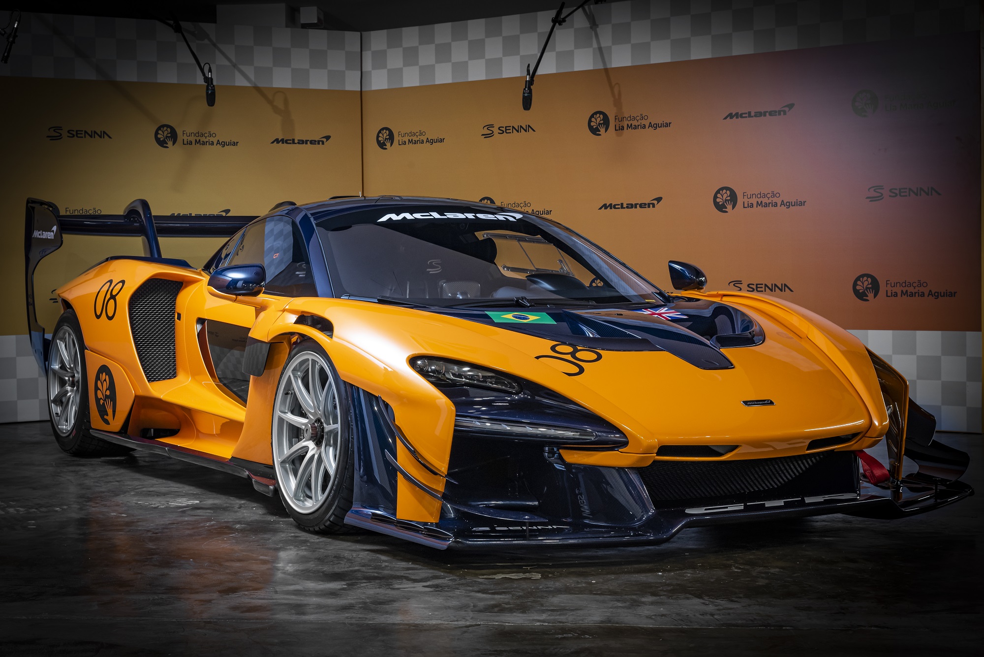 Mclaren Senna Gtr amarelo de frente estacionado e em exposição