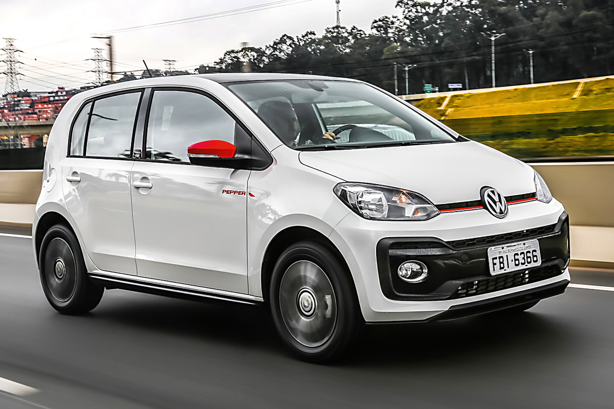 Imagem mostra o volkswagen up pepper de frente na cor branca