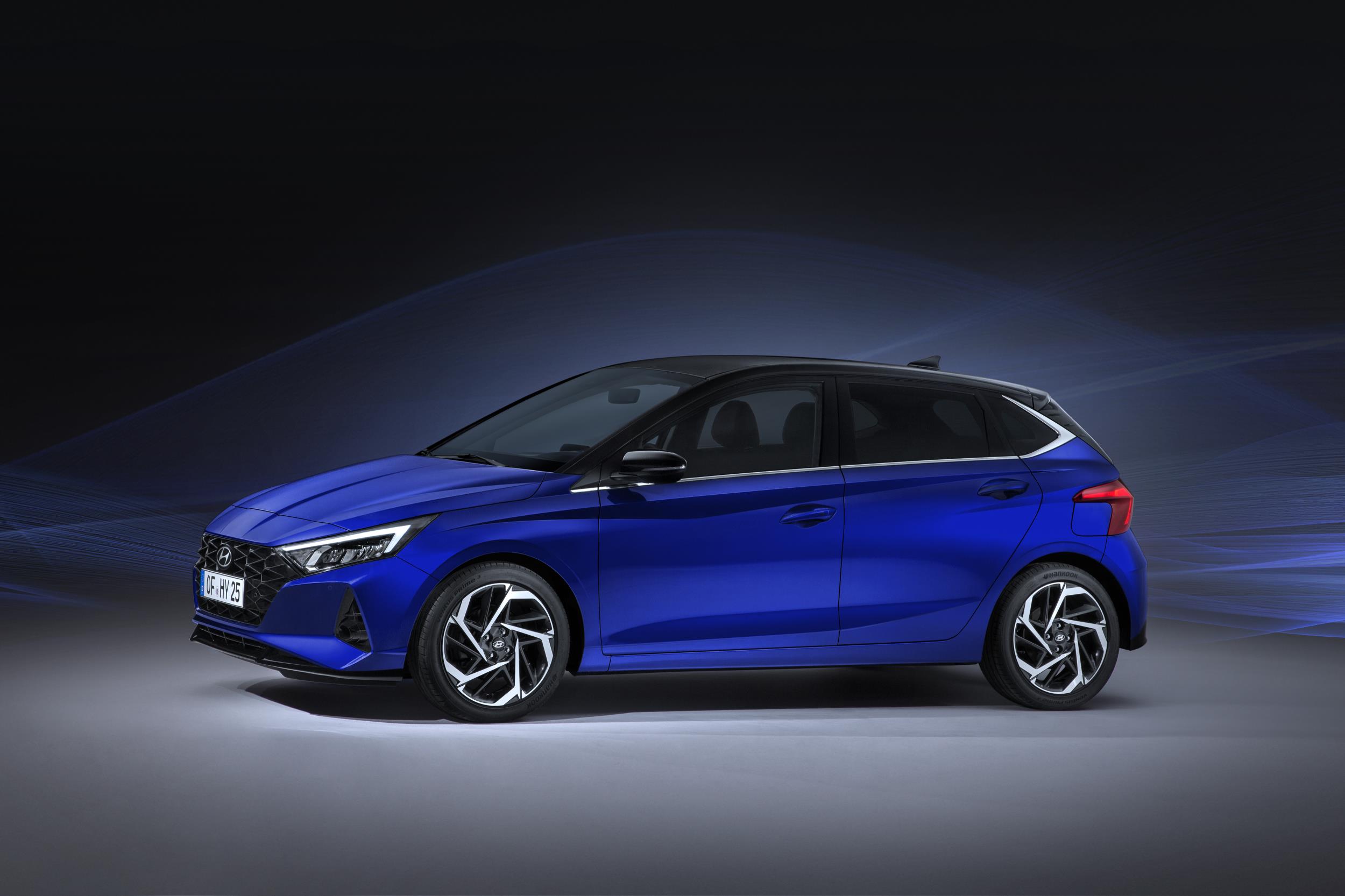 Hyundai I20 na cor azul quase de perfil com caróis em forma de asa e linha de cintura em cunha