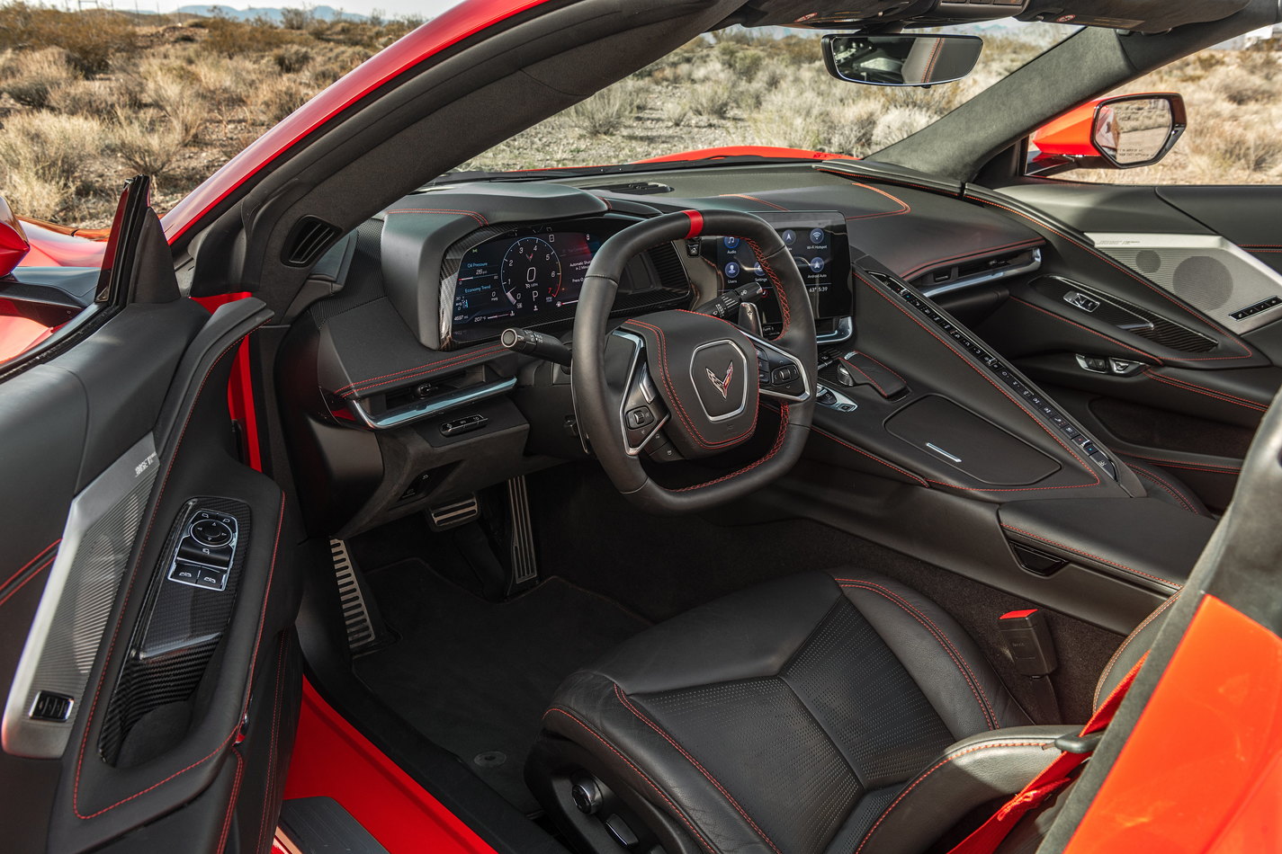 Chevrolet Corvette de porta aberta mostra o volante de base reta