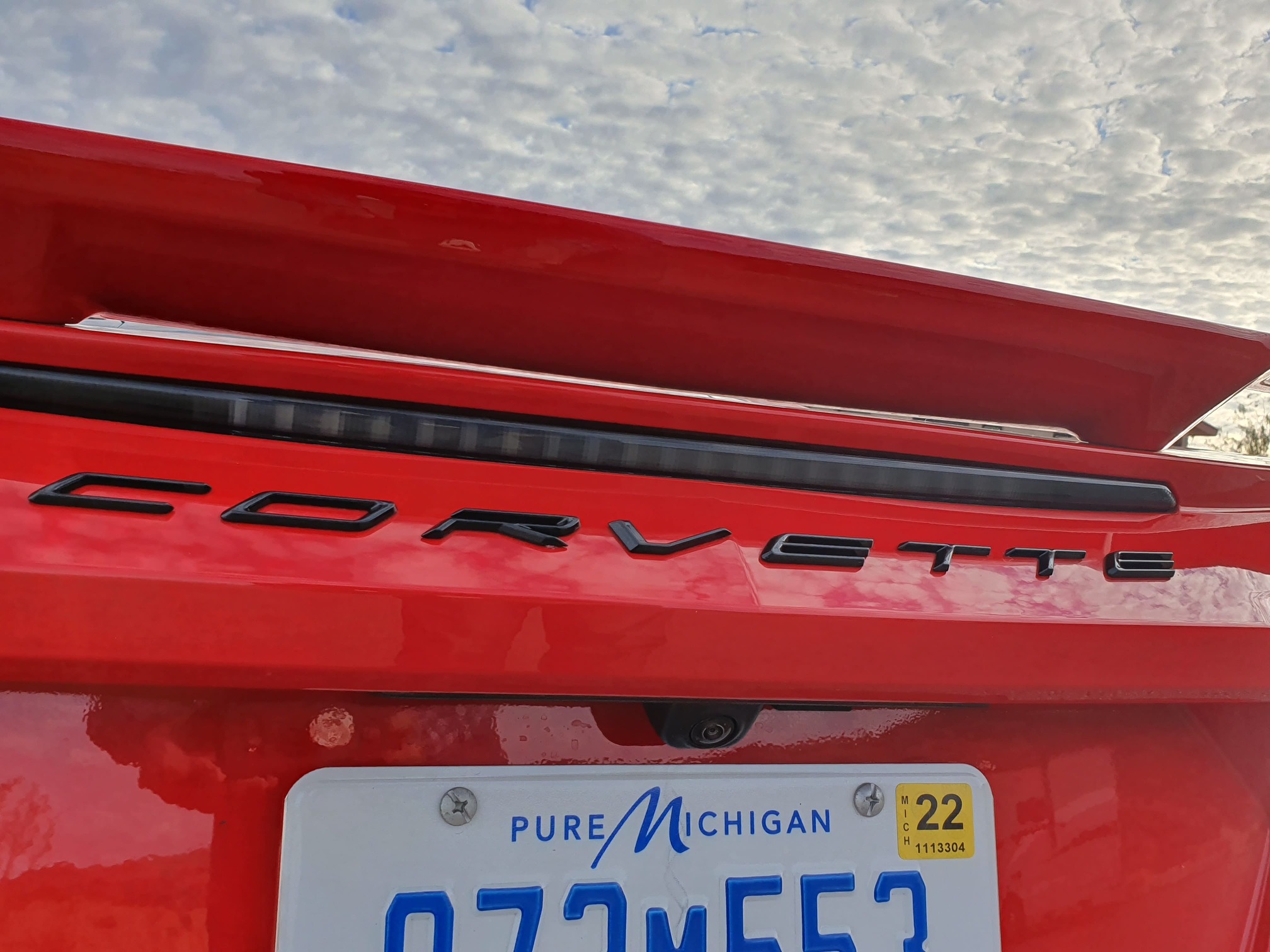 Detalhe mostra o aerofólio do Corvette 2020 vermelho com o nome abaixo do filete que faz as luzes de freio