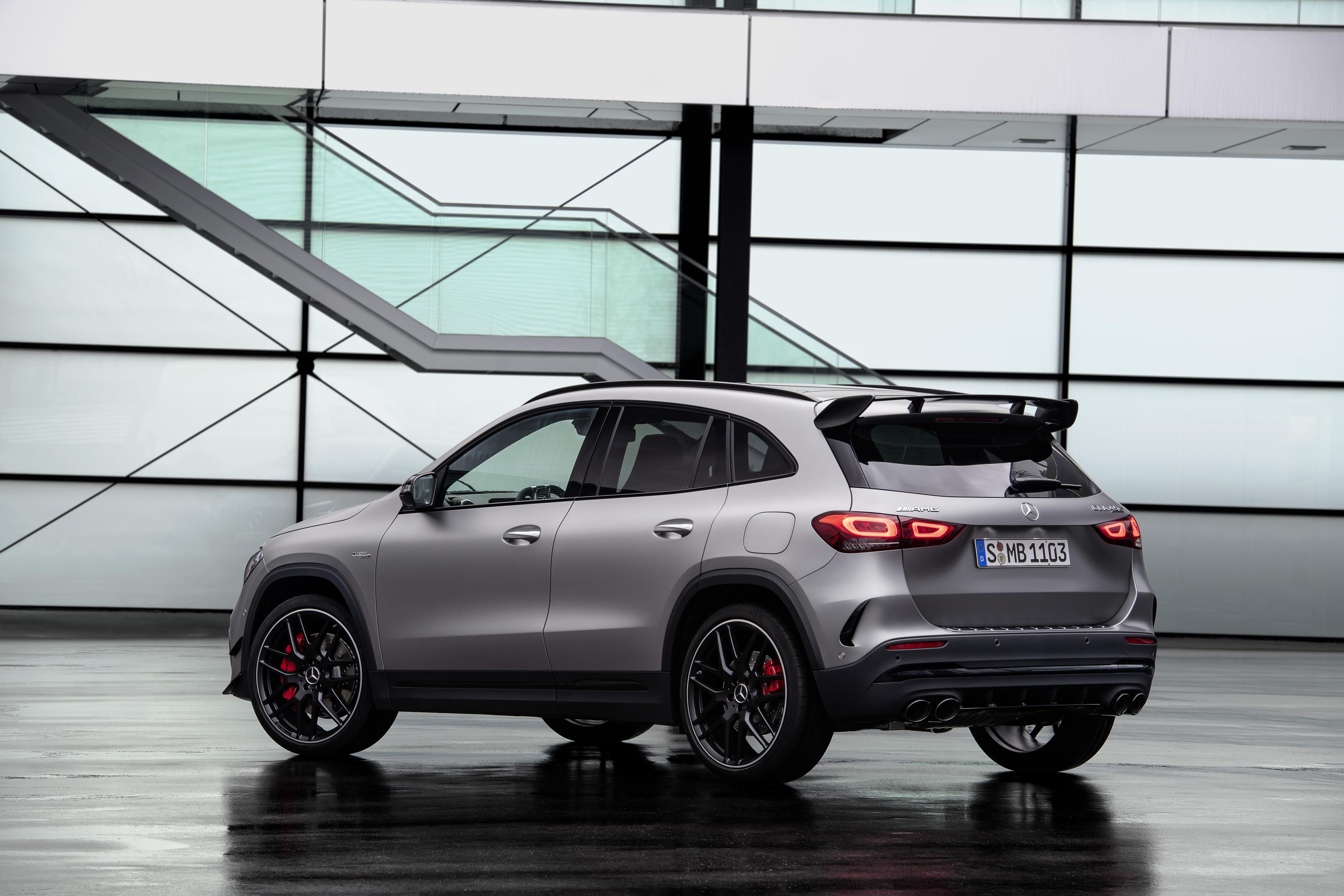 Mercedes Benz Gla 45 de traseira na cor prata com aerofólio acima da tampa do porta malas
