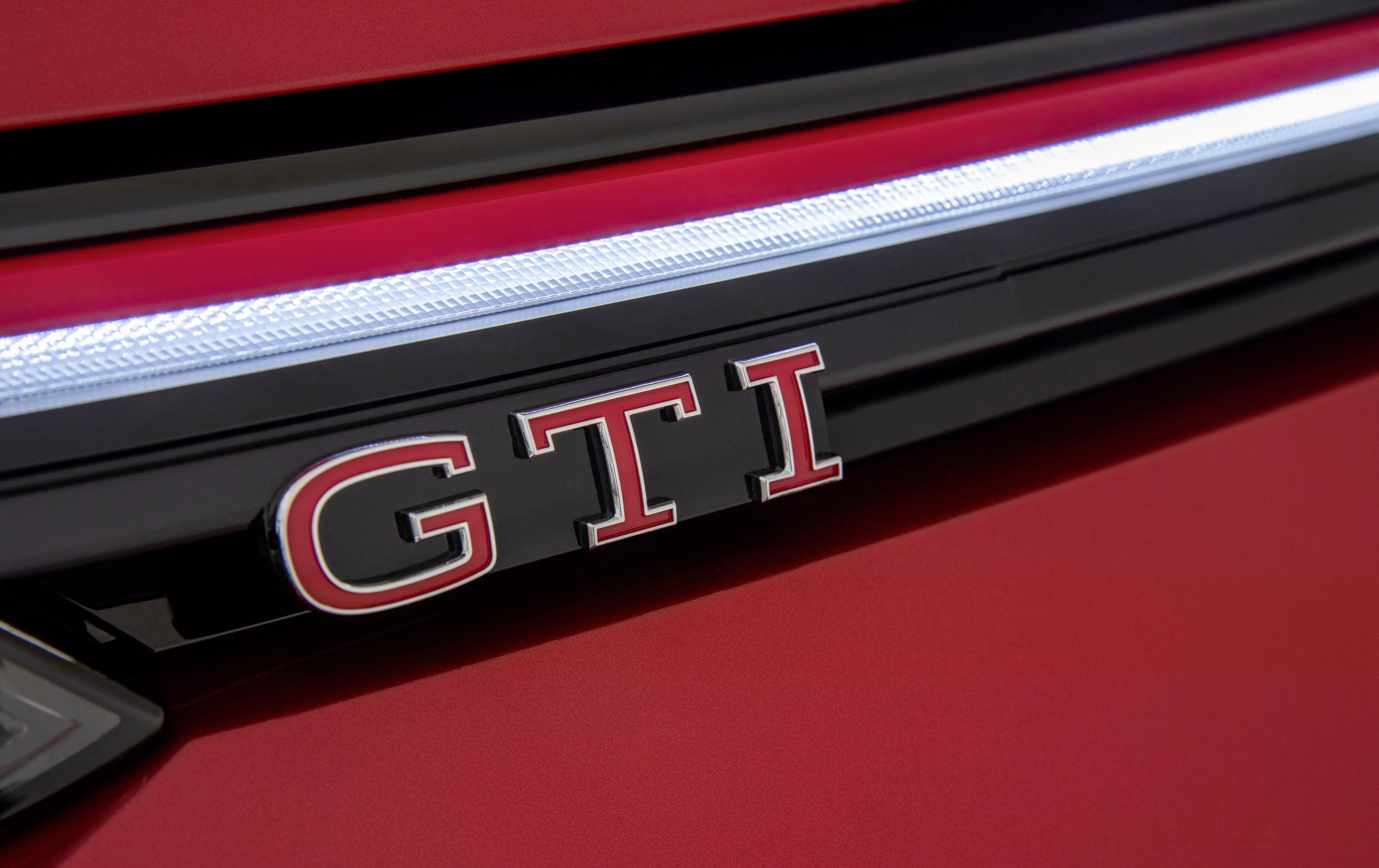 Detalhe da grade do Golf com a sigla GTI em vermelho