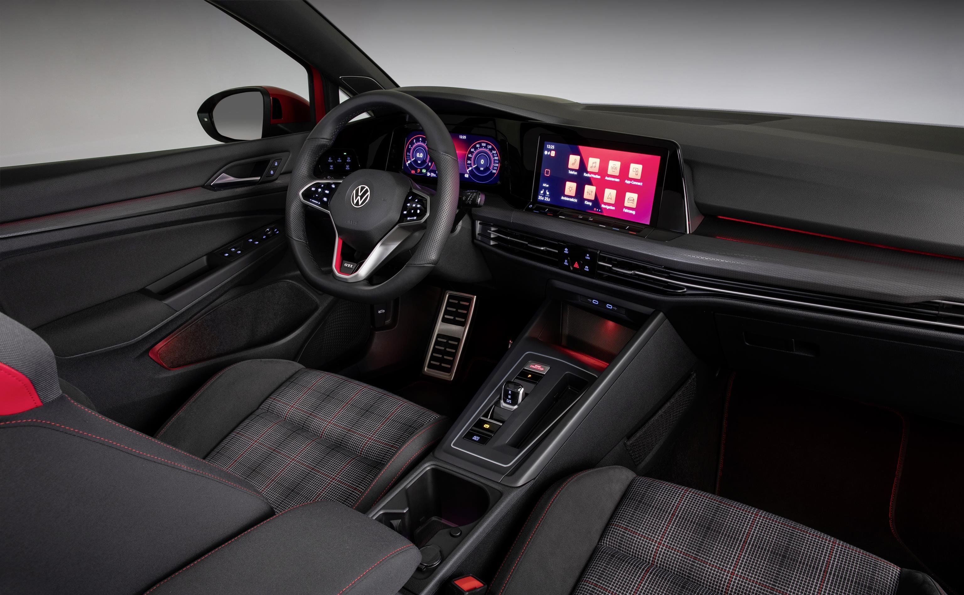Imagem mostra painel do novo Golf GTI e a tela de 10 polegadas ao centro
