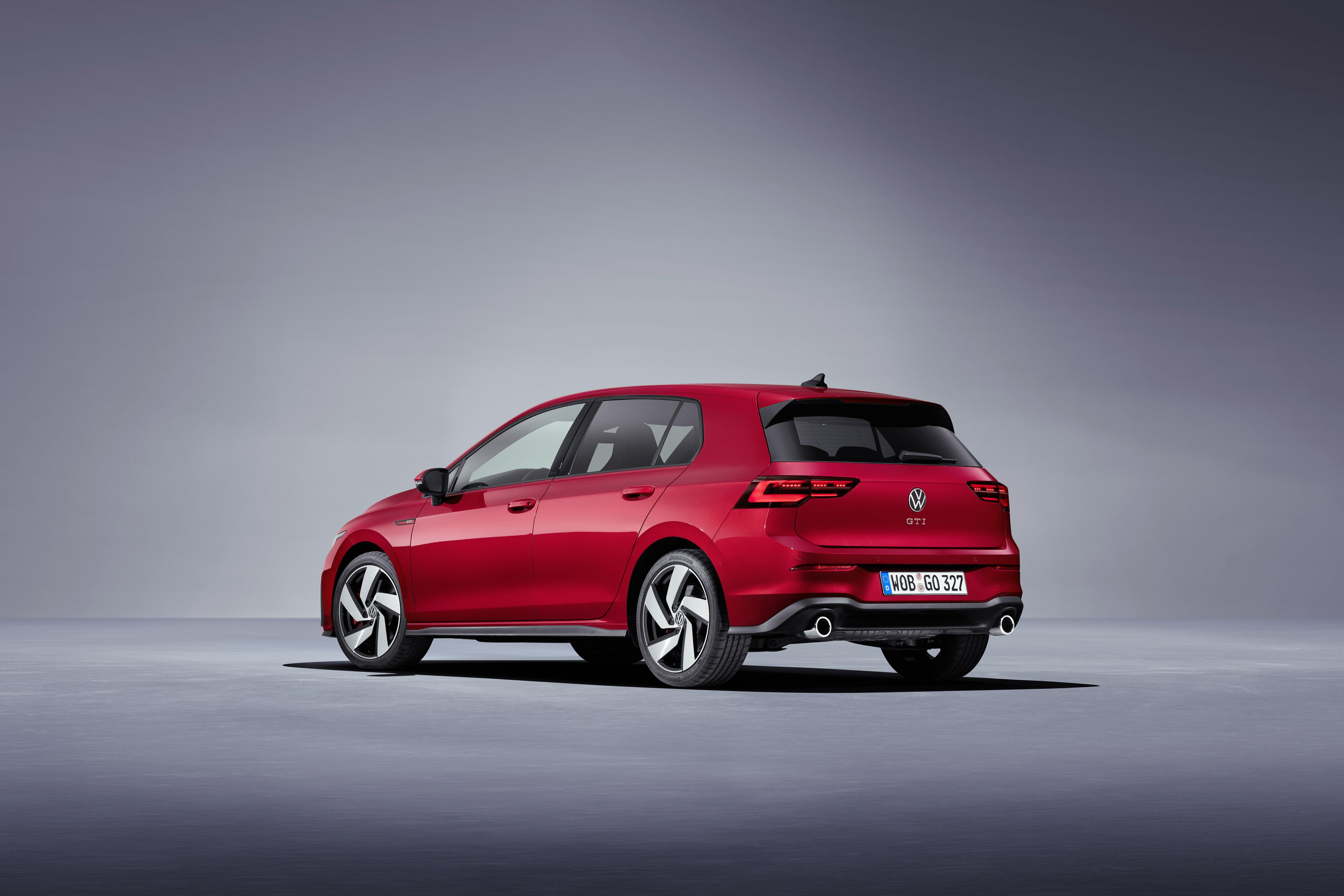 Novo VW Golf GTI na cor vermelha em foto estática em estúdio tem ponteira dupla de escapamento na traseira e rodas de 18"