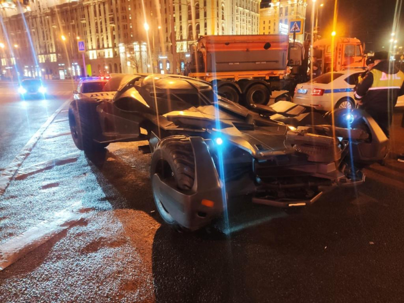 Réplica do Batmóvel Parada por policiais em Blitz em uma rua de Moscou à noite
