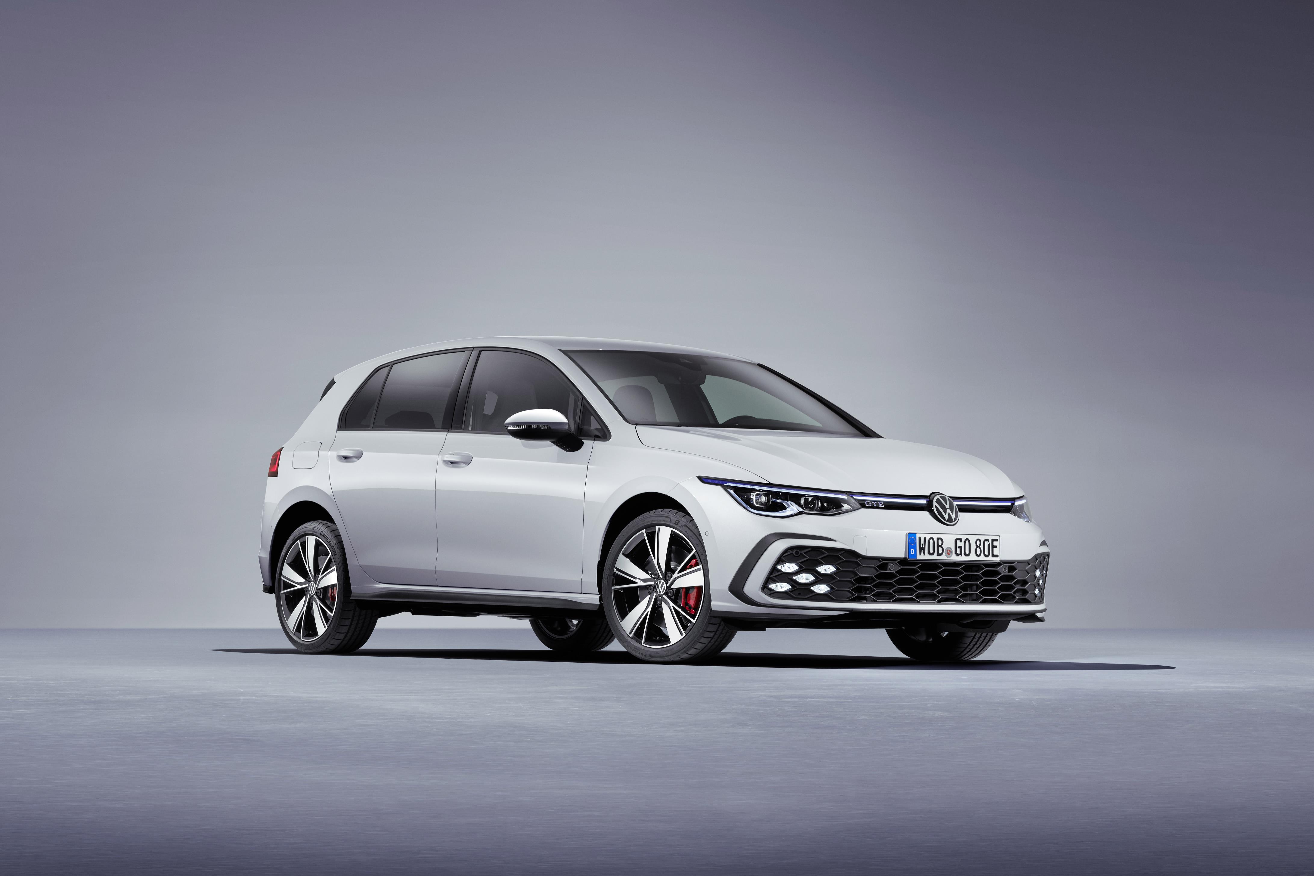 Volkswagen Golf GTE é a versão híbrida nma cor branca com nichos de LEDs nas pontas dos para-choques
