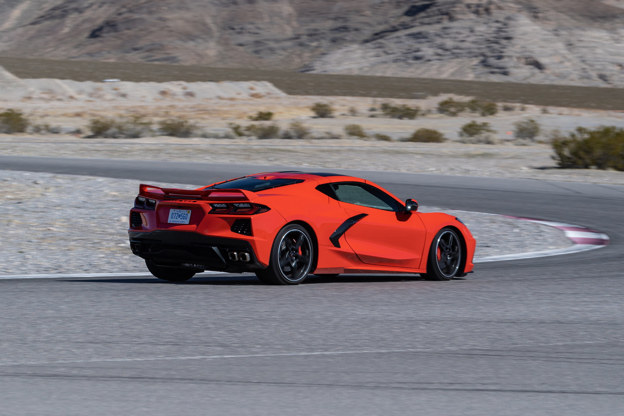 Chevrolet Corvette 2020 vermehp em movimento entrando numa curva