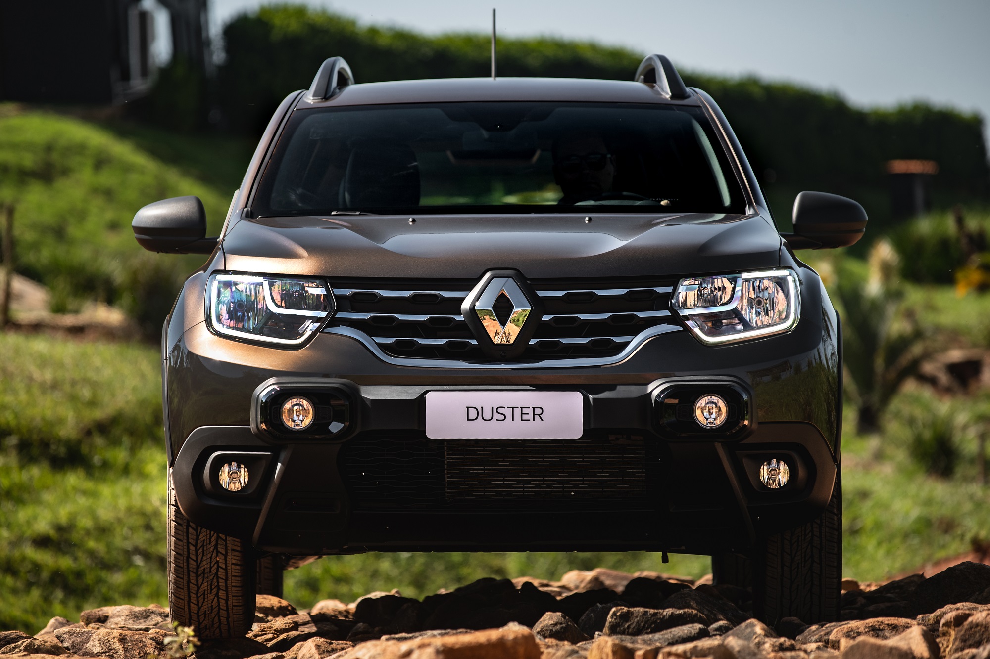 Novo Renault Duster de frente na cor marrom em um gramado