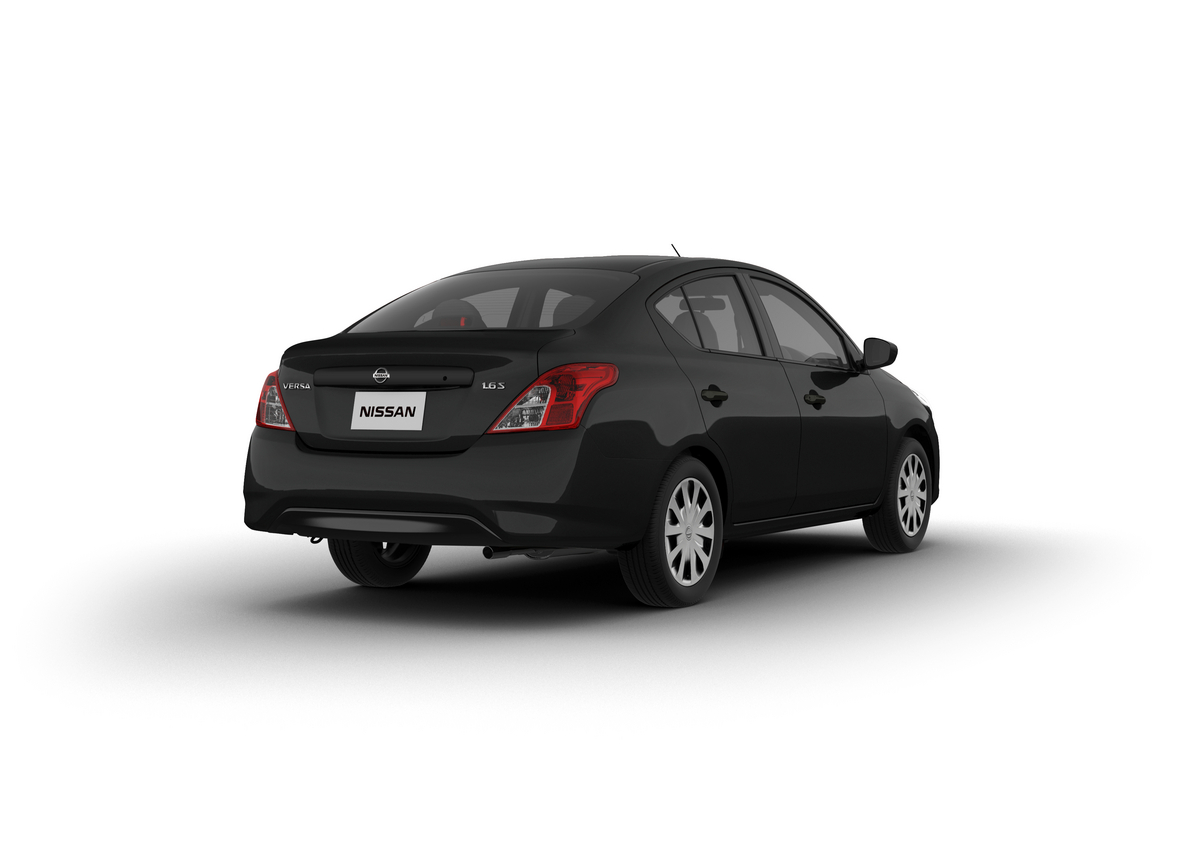 Nissan Versa S preto de traseira em foto de estúdio com fundo branco