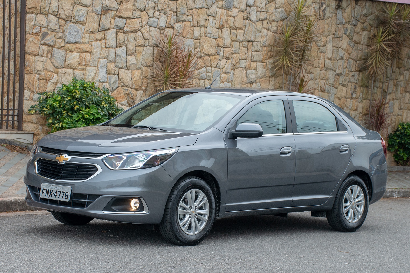 Chevrolet Cobalt cinza escuro estacionado de frente