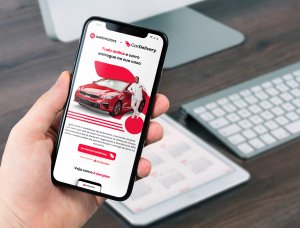 Foto mostra um celular com o sistema CarDelivery da Webmotors na tela