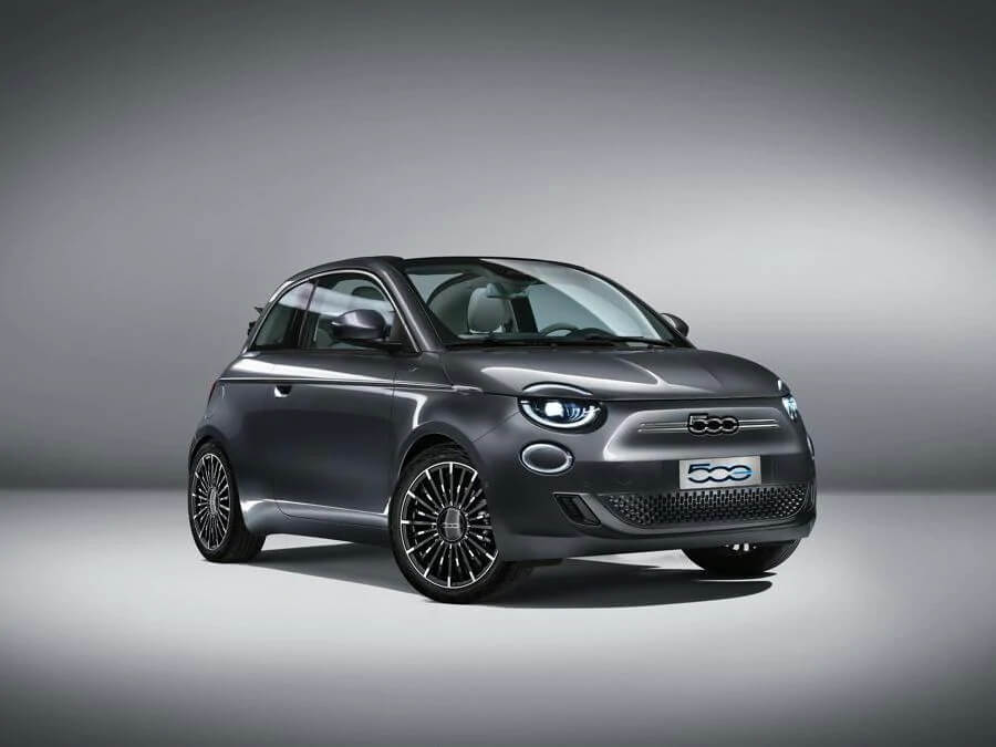 Fiat 500 Elétrico de frente na cor grafite em estúdio tem apenas o número 500 no que seria a grade dianteira