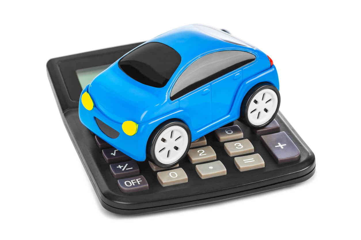Montagem mostra carrinho de miniatura em cima de uma calculadora