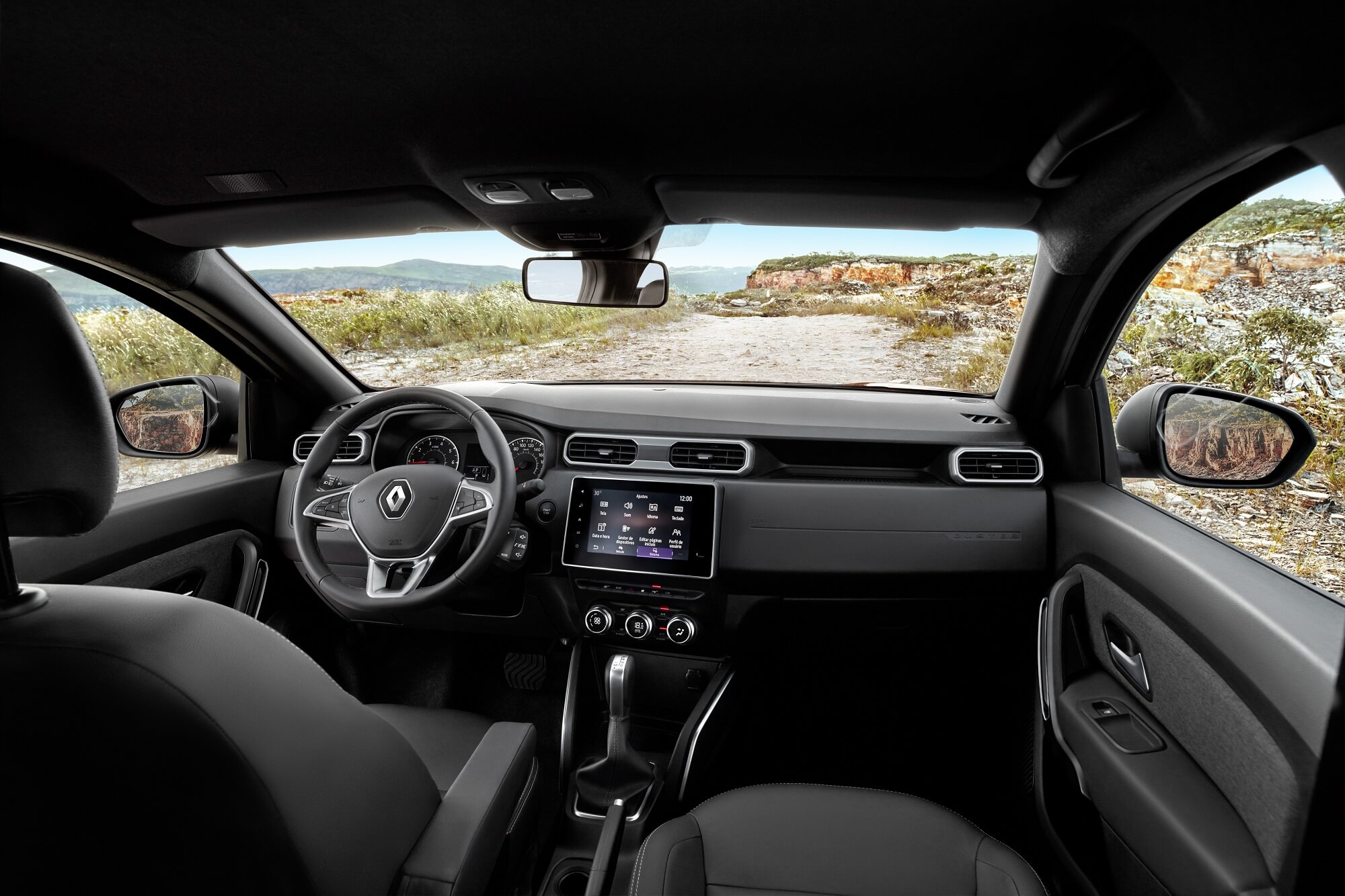 Foto mostra interior do novo Duster com painel, multimídia, volante, quadro de instrumentos e parte dos bancos