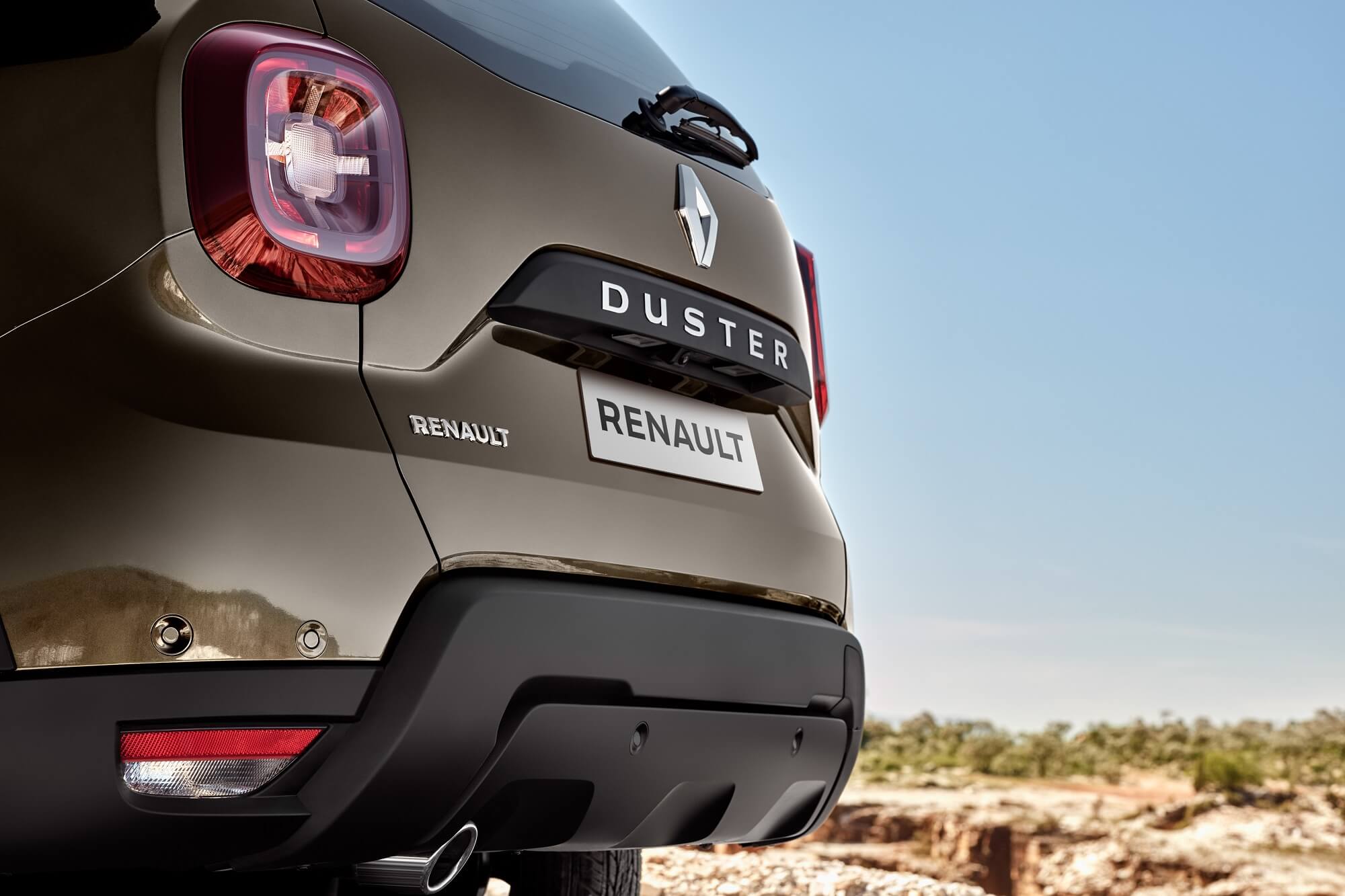 Detalhe da traseira do novo Duster mostra as lanternas quadradas com seções de LEDs