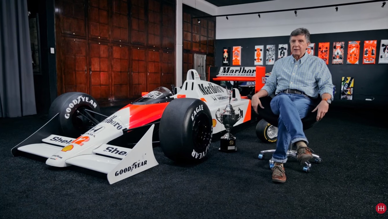Frame do vídeo Livio jornalista Livio Oricchio ao lado de um Fórmula 1 McLaren dos anos 1980