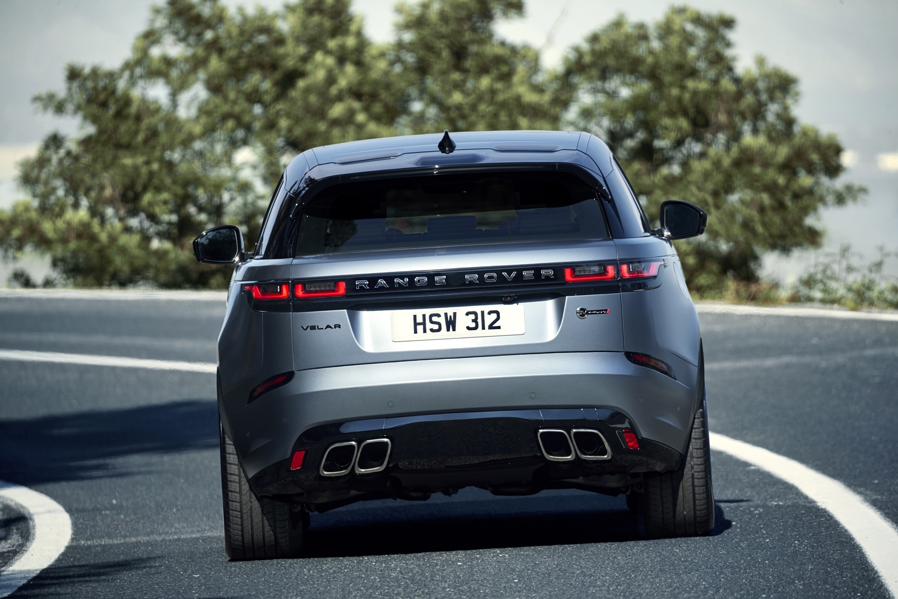 Range Rover Velar Sv autobiography de trasdeira na estrada com sas quatr ponteiras de escapamento