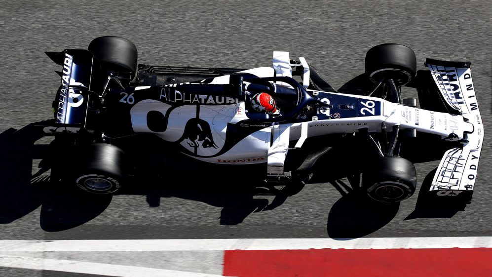 Carro de F1 da Alpha Tauri azul e branco visto de cima na pista do circuito