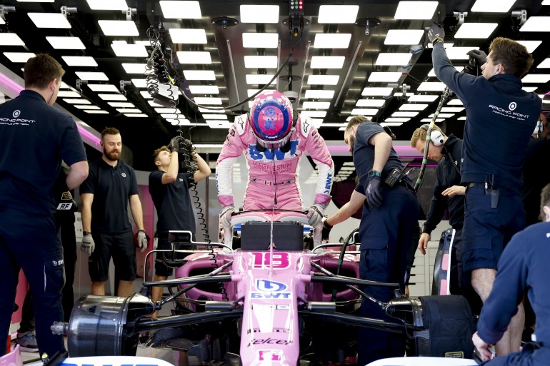 Piloto da Racing Point sai do carro de fórmula 1 rosa