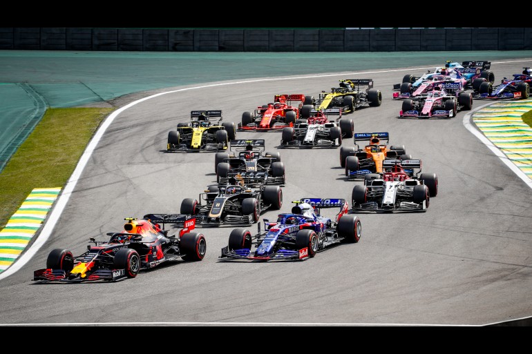 Imagem mostra vários carros de Fórmula 1 na pista em uma tomadas de curva no Gp Brasil 2019