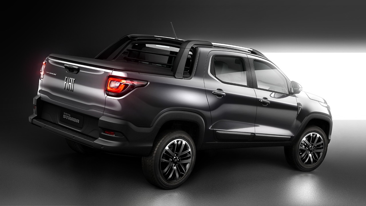 Nova Fiat Strada de traseira na cor grafite em estúdio