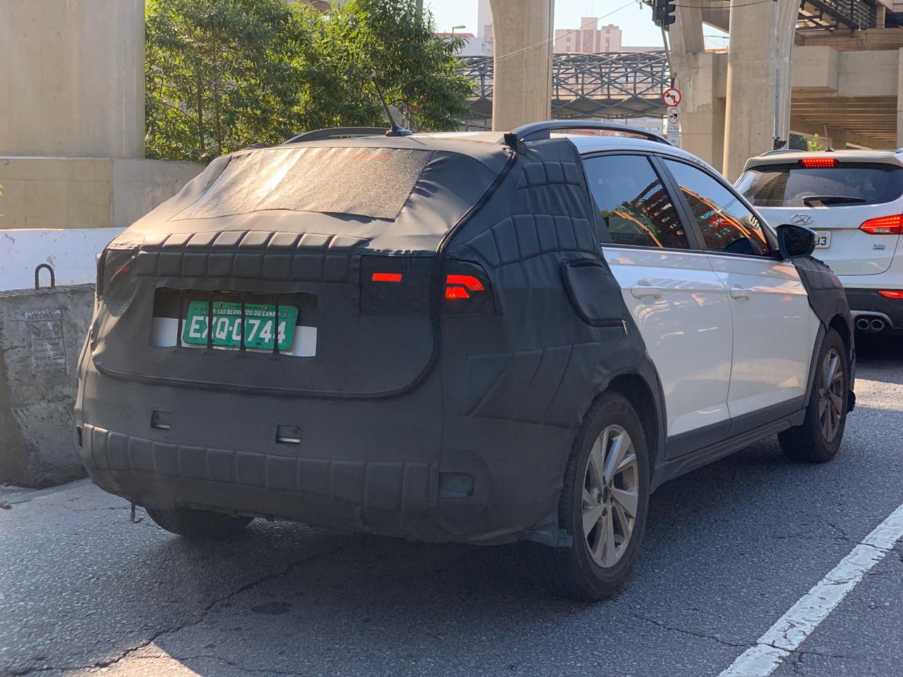 Volkswagen Nivus flagrado com camuflagem